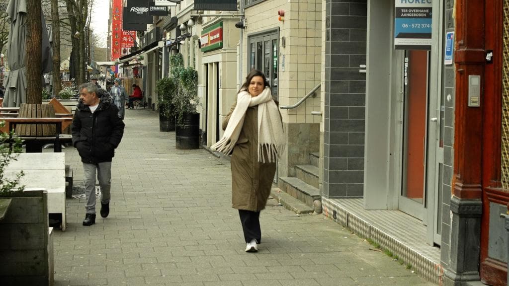 Wijkraadslid Loes Rojer loopt in de Witte de Withstraat. Foto: Gemeente Rotterdam