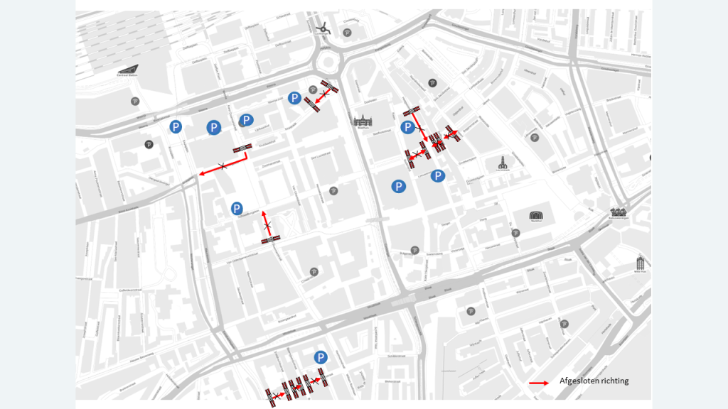 Plattegrond die de straatafsluitingen in het centrum laat zien: Aert van Nesstraat, Meent, Kruiskade, Schouwburgplein en Witte de Withstraat. De bereikbare parkeergarages zijn aangegeven. 
