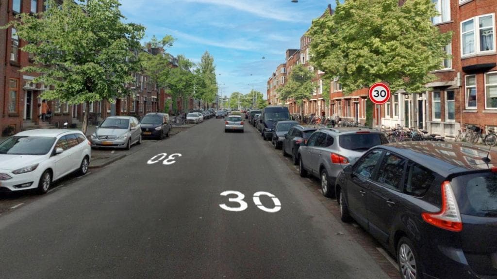 Een nieuwe 30 km/u-weg waar een nieuw verkeersbord met 30 is geplaatst en waar het cijfer 30 te zien op de weg in beide rijrichtingen. Foto: gemeente Rotterdam