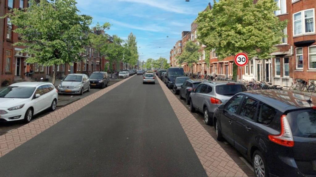 Een nieuwe 30 km/u-weg waar een nieuw verkeersbord met 30 is geplaatst, en brede stroken zijn toegevoegd aan de zijkant van de weg. Foto: gemeente Rotterdam