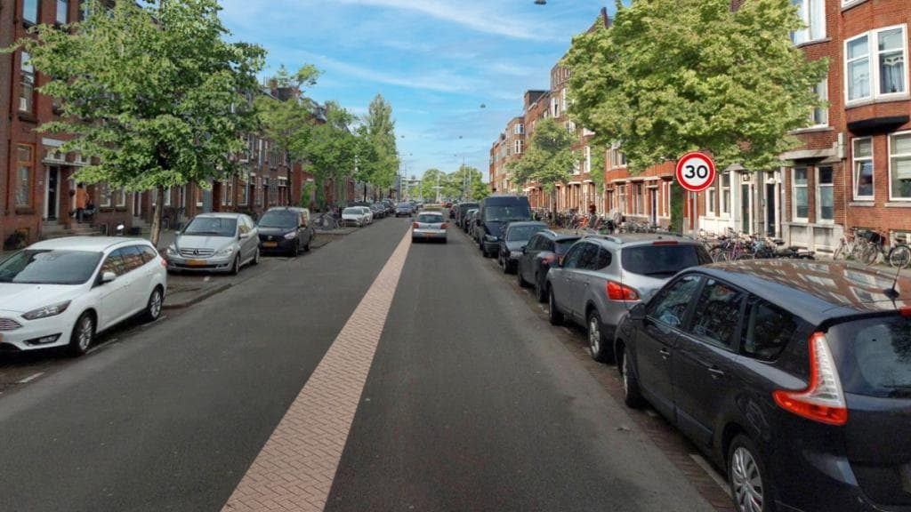 Een nieuwe 30 km/u-weg waar een nieuw verkeersbord met 30 is geplaatst, en brede strook is toegevoegd in het midden van de weg. Foto: gemeente Rotterdam