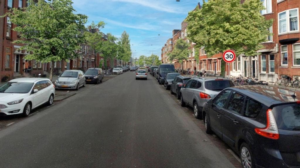 Een nieuwe 30 km/u-weg waar een nieuw verkeersbord met 30 is geplaatst en de alle witte lijnen zijn weggehaald. Foto: gemeente Rotterdam