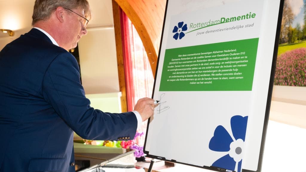 Wethouder Ronald Buijt zet een handtekening onder het certificaat voor Dementievriendelijke gemeente. Foto: Hans Tak