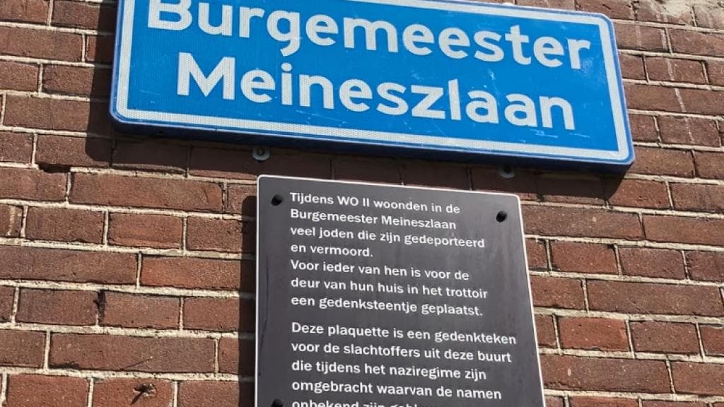 Onder het straatnaambordje van de Burgemeester Meineszlaan hangt een bord over Stolpersteine. Door een buurtinitiatief zijn in deze straat 57 struikelstenen geplaatst. 