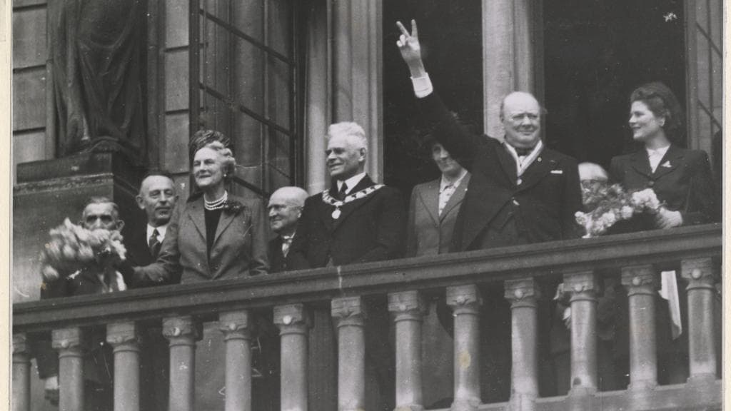 Foto van burgemeester Oud op het bordes met Sir Winston Churchill