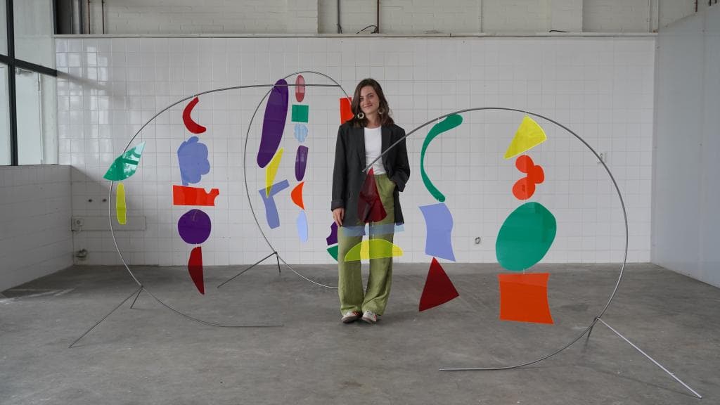 Ontwerper Meike Knoors poseert bij een kunstobject