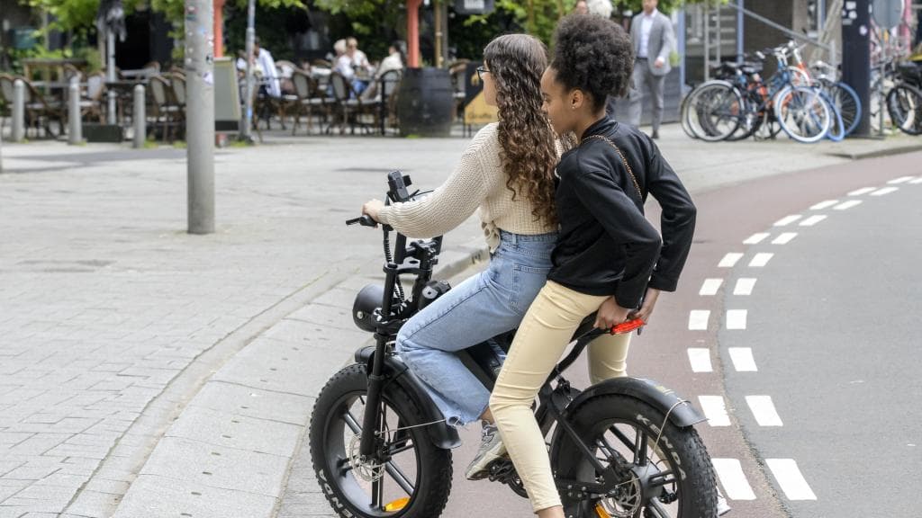 Twee tieners op een fatbike