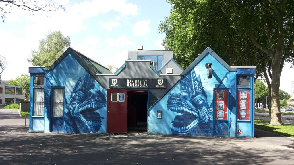 De voorkant van het huidige pand van poppodium Baroeg. Het pand heeft een blauwe muurschildering met twee drakenkoppen. Foto: Lars Mars