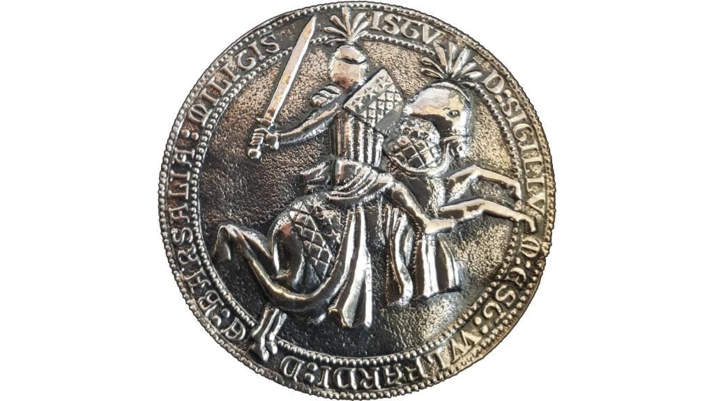 Een zilveren ronde penning met daarop de afbeelding van een ridder te paard in wapenuitrusting en met getrokken zwaard. Foto: gemeente Rotterdam