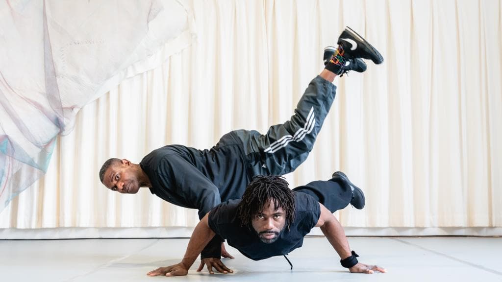 Twee mannen die poseren in een breakdance positie. 