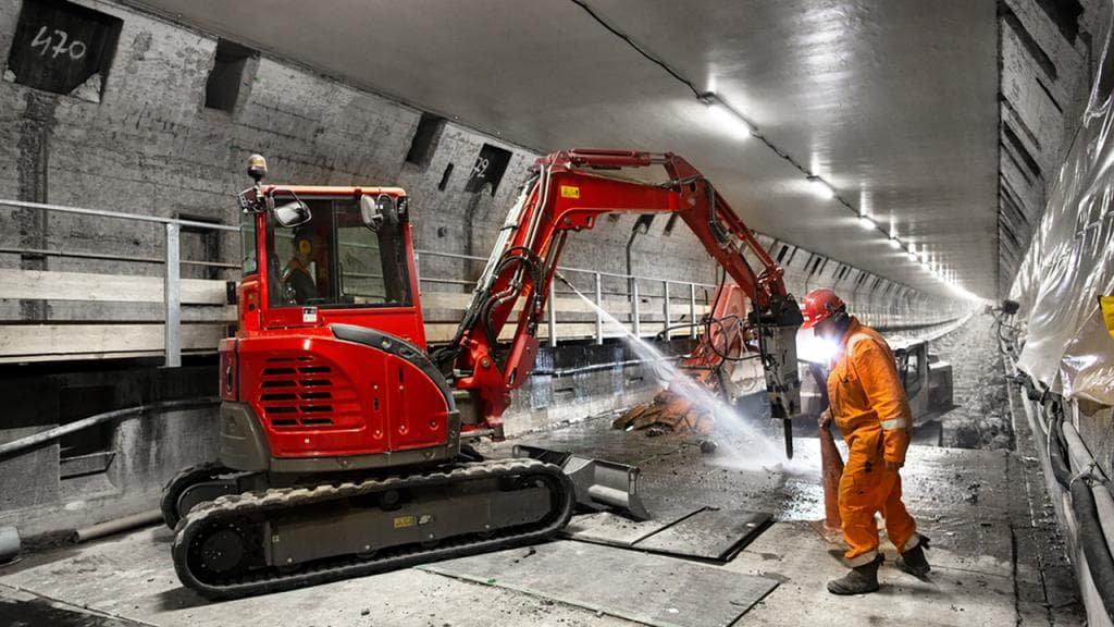 Verwijderen van de vloer in de autotunnel van de Maastunnel. Foto: Carel van Hees