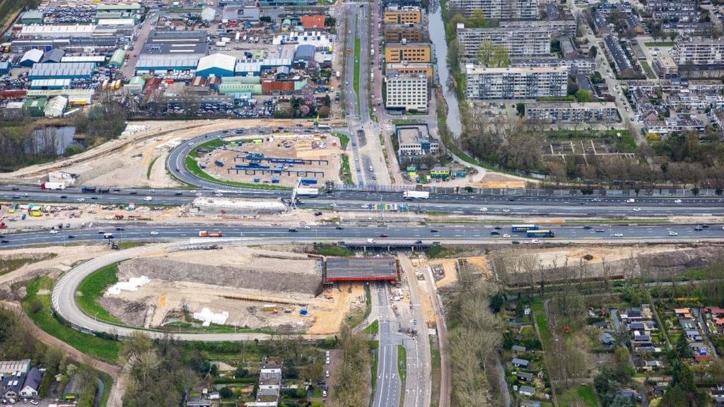 Foto van bovenaf genomen, van het viaduct van de A16 over de Hoofdweg. Foto: gemeente Rotterdam