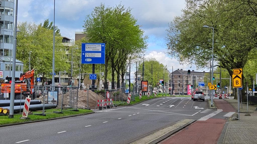 Het Oostplein. Verkeersborden op het wegdek. Foto: gemeente Rotterdam